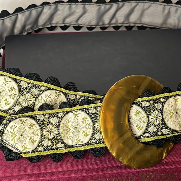 Rickety Rac Nantucket French Floral Scalloped Edge Lucite Buckle Belt Sz Medium - Picture 4 of 6